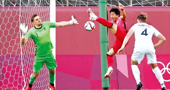 한국 올림픽 축구대표팀의 권창훈이 22일 열린 2020 도쿄올림픽 남자축구 조별리그 B조 1차전 뉴질랜드와의 경기에서 슛을 시도하고 있다.  연합뉴스 
