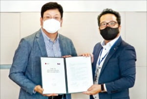 서재용 LG유플러스 상무(왼쪽)와 진이진 타이아 대표가 24일 업무협약을 맺은 뒤 기념촬영하고 있다.   LG유플러스 제공 