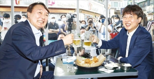 < 이준석-윤석열 ‘치맥 회동’ > 이준석 국민의힘 대표(오른쪽)와 윤석열 전 검찰총장이 25일 서울 화양동의 한 음식점에서 ‘치맥회동’을 하고 있다. 연합뉴스 