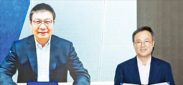 장동현 SK㈜ 사장(오른쪽)이 26일 천샤오펑 중국 조이비오그룹 최고경영자(CEO)와 화상으로 1000억원 규모 투자펀드 조성을 위한 양해각서(MOU)를 체결하고 있다.   SK 제공 