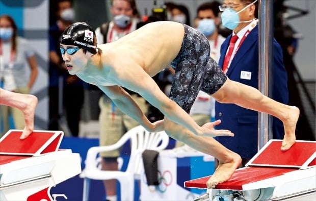 < 메달이 보인다 > ‘한국 수영의 미래’ 황선우가 26일 일본 도쿄 아쿠아틱스 센터에서 열린 남자 자유형 200ｍ 준결승에서 힘차게 출발하고 있다. 1분45초53의 기록(6위)으로 8명이 겨루는 결선에 진출한 황선우는 27일 한국 경영 선수로는 9년 만에 올림픽 무대에서 메달 사냥에 도전한다. 전날 예선에선 1분44초62로 한국 신기록 및 주니어 세계신기록을 수립했다.   연합뉴스 
