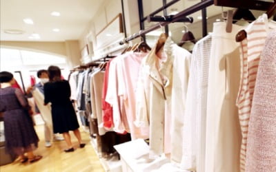 백화점서 쫓겨난 중년 여성복, 모바일선 '불타는 청춘'