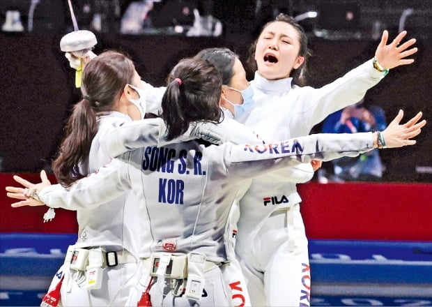 [포토] 펜싱 女에페 단체전…세계 1위 중국 꺾었다