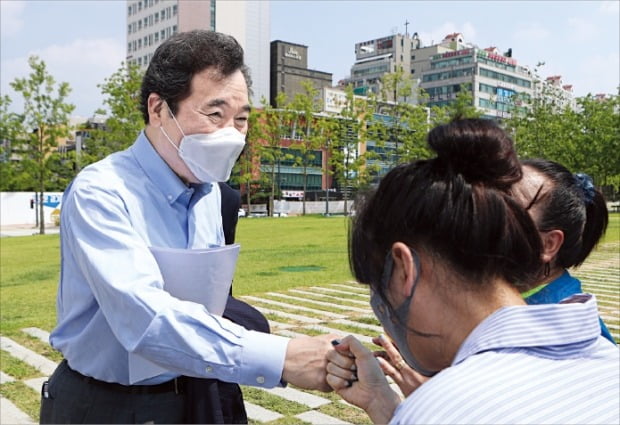 < 경기북부청사 앞 지지자와 주먹인사 > 이낙연 전 더불어민주당 대표가 30일 경기 의정부 신곡동 경기북부청사 앞 평화광장에서 지지자들과 인사하고 있다. /연합뉴스 