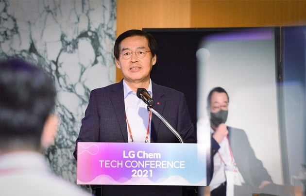 신학철 LG화학 부회장이 2021년 7월 1일 열린 채용 행사 ‘LG화학 테크 콘퍼런스’에서 LG화학의 혁신 기술과 비전을 설명하고 있다. /LG화학 제공