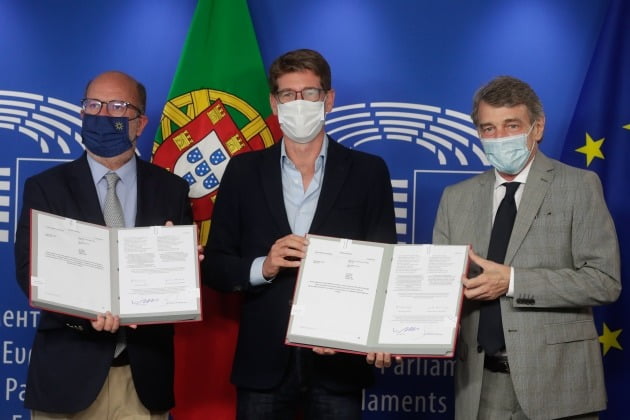 포르투갈 환경기후행동부 장관(왼)과 데이비드 사솔리(우) 유럽의회 의장이 2021년 6월 30일 벨기에 브뤼셀에서 유럽기후법에 서명했다./연합뉴스
