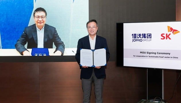 SK(주)는 중국의 선도 F&B 유통기업인 조이비오 그룹과 약 1000억원 규모의 푸드테크 기업 투자를 위한 펀드를 조성한다고 밝혔다. 오른쪽부터 온라인 양해각서(MOU) 체결 기념식에 참석한 장동현 SK(주) 사장과 천샤오펑 조이비오 그룹 CEO. /SK(주) 제공