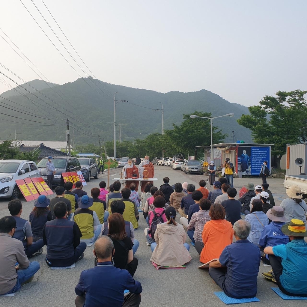 성주 사드 기지 이틀 만에 공사 자재 등 반입