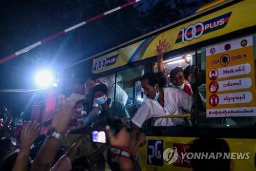 "담배로 지지고 얼음에 수시간 발담그고…미얀마 고문은 생지옥"