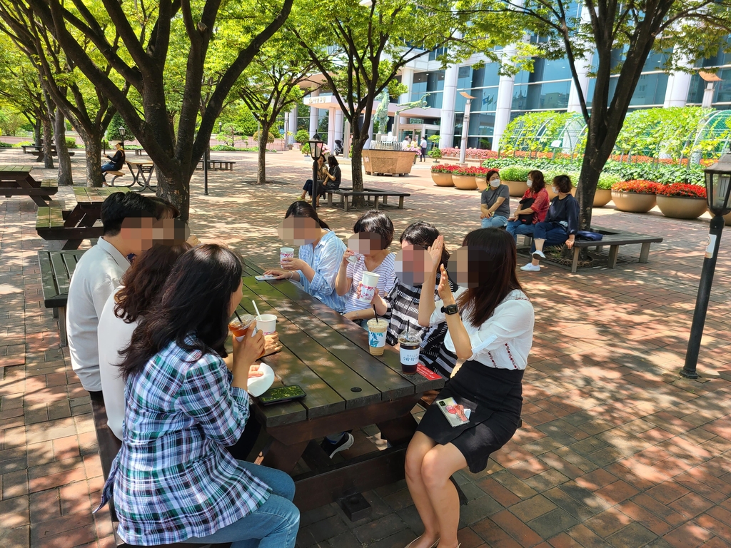 "아직 여러명 식사는 눈치 보여" 부산 점심풍경 소규모가 대세