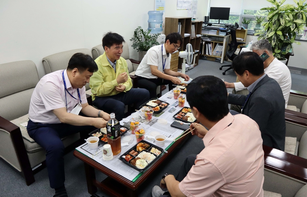 "이게 얼마만이야"…인원제한 풀린 충남, 일상회복 기대로 들떠