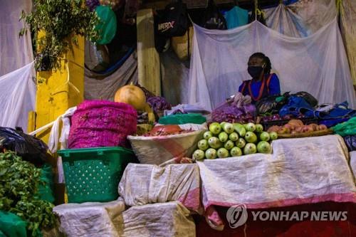 우간다 시장상인들, 코로나19 봉쇄령에 차가운 겨울밤 노숙