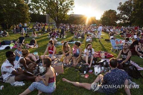 코로나서 회복한 미 독립기념일 행사…마스크 안쓴 인파 북적