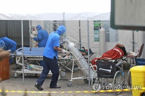 인니 코로나 병상부족 '비상'…"호흡곤란 없으면 자가 치료해야"