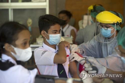 인니 코로나 병상부족 '비상'…"호흡곤란 없으면 자가 치료해야"