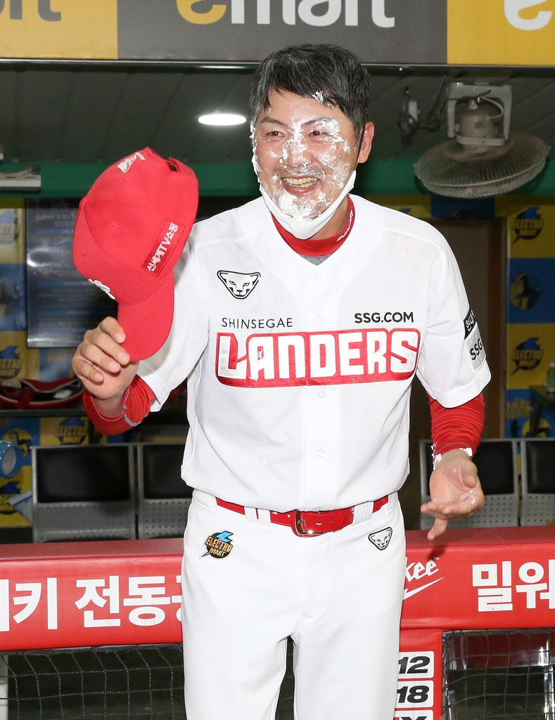 LG 홍창기, 9회말 2사 후 끝내기 안타…한화, 사사구 14개 자멸(종합)