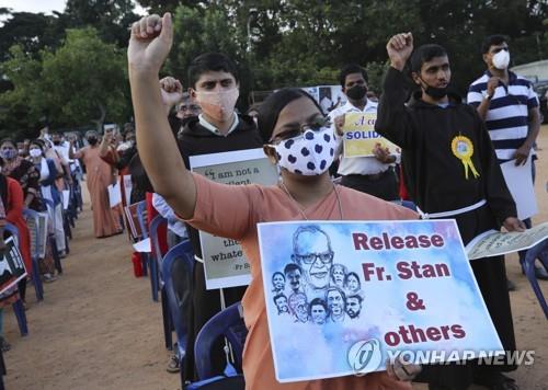 인도 '원주민 인권운동가' 스와미 신부, 수감 중 사망 논란