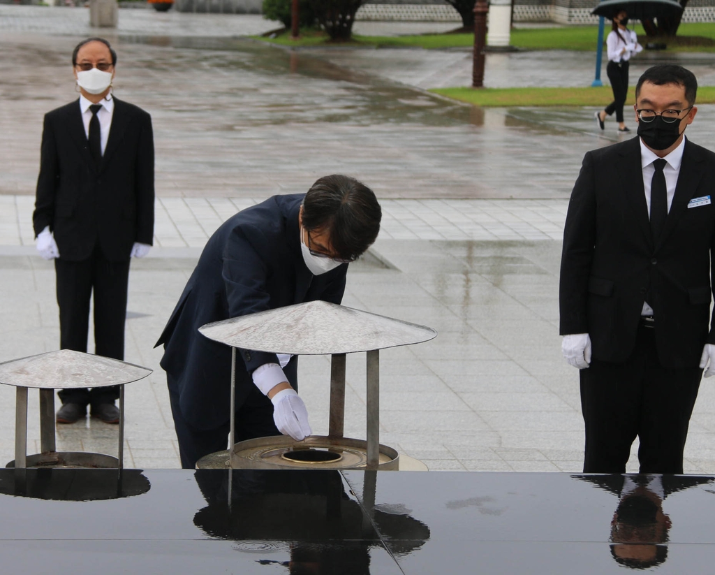 '달빛 동맹' 자치경찰 위원장, 5·18 묘지 공동 참배