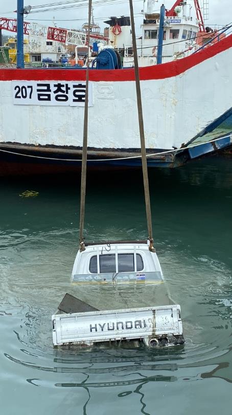 사천 삼천포신항 1.5t 트럭 추락…기어 조작 소홀 추정