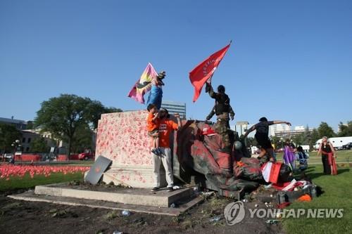 캐나다 '원주민 시위대'에 파손된 영국여왕 동상 다시 세우기로