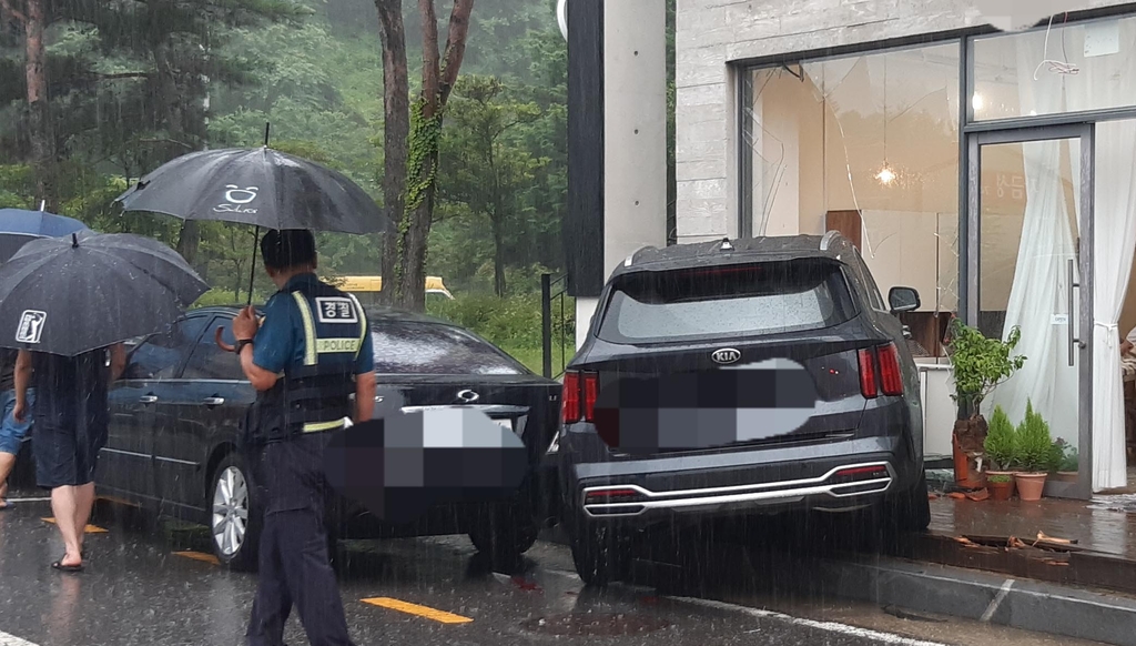 순천서 승용차 인도 넘어 상가 돌진…인명피해 없어