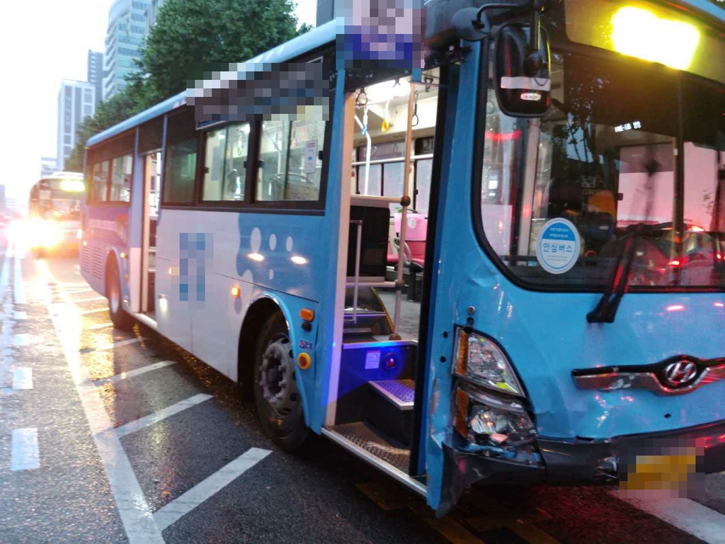 부산 버스전용차로서 시내버스·택시 충돌…7명 부상