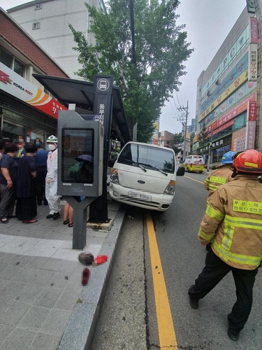 경사로 밀린 트럭 몸으로 막으려던 50대 여성 운전자 숨져(종합)