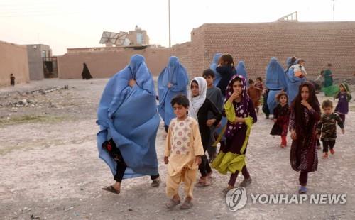 탈레반 공세에 아프간 주민 탈출 러시…일부는 총 들고 맞서