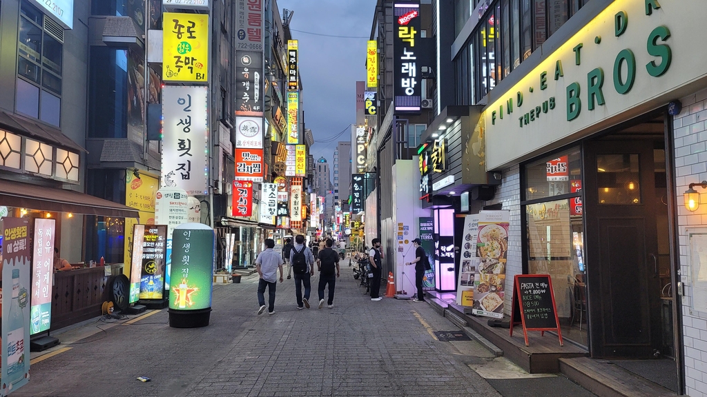 거리두기 4단계 앞둔 서울 번화가 한산…불금도 옛말 | 한국경제
