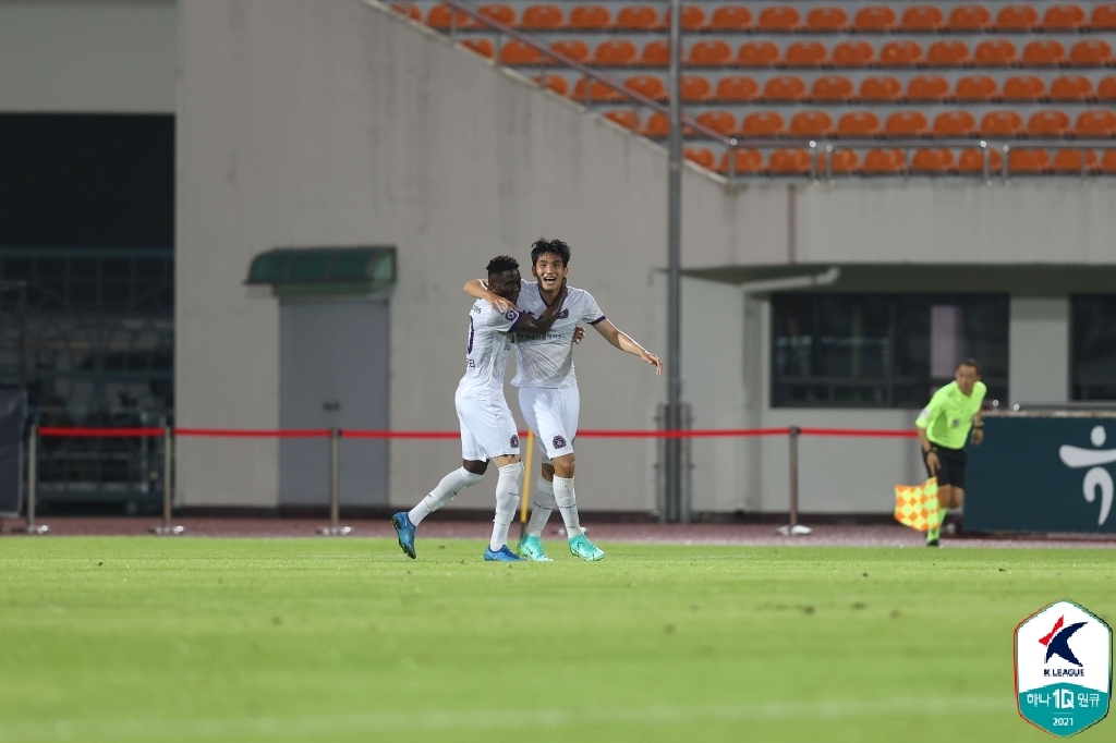 '코로나 직격탄' 안양, 김천에 4-2 승리…1위 복귀