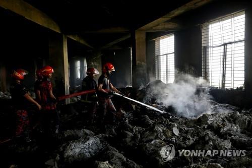 방글라 경찰, '52명 사망 화재' 공장주 살인 혐의로 체포