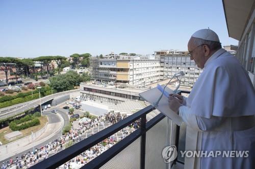 교황, 수술 후 첫 공개 석상…병원 발코니서 주일 삼종기도 집전