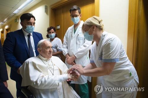 교황, 수술 후 첫 공개 석상…병원 발코니서 주일 삼종기도 집전