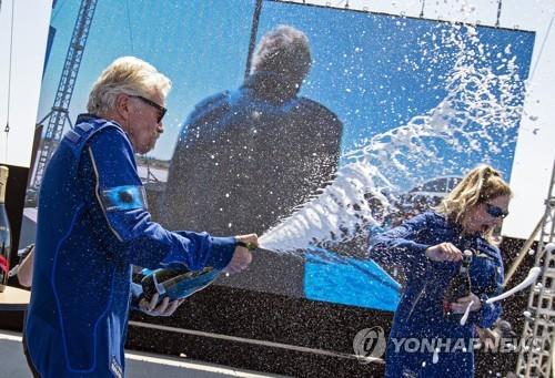 우주 관광 꿈 이룬 71살 괴짜 사업가 리처드 브랜슨