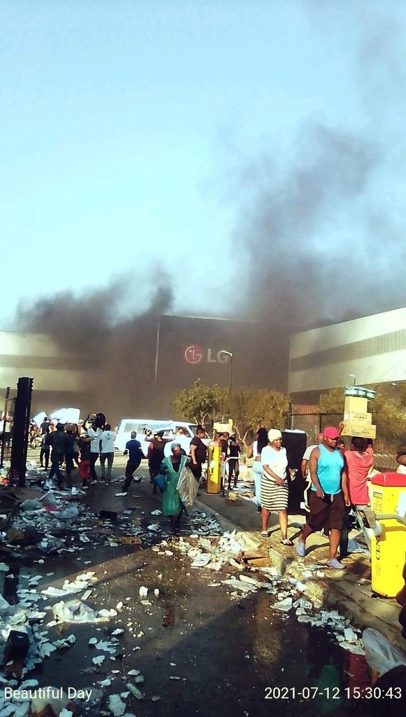 남아공 폭동 확산에 군 배치…6명 사망·LG공장 불타