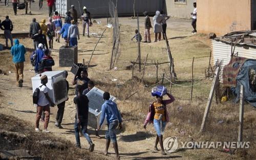 남아공 폭동 확산에 군 배치…6명 사망·LG공장 불타