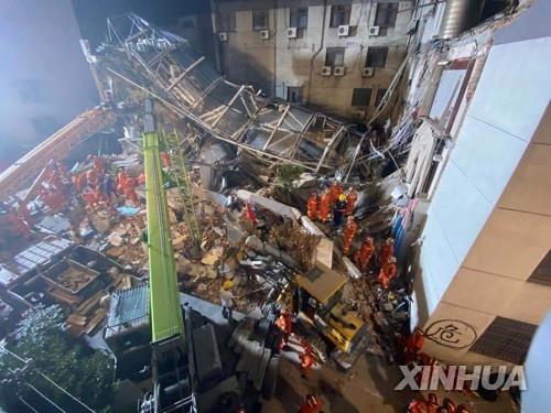 폭격 맞은 듯 순식간 '폭삭'…중국 1년만에 또 호텔붕괴 참사(종합)