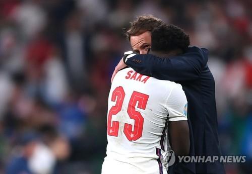 축구 졌다고 인종차별로 분풀이…영국팬들에 각계 비난 봇물