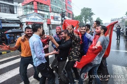 네팔 대법원, 정치 혼란 속 의회 복원·총리 교체 명령