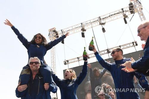 인도 네티즌, 브랜슨 우주비행 동승 자국 여성에 '환호'