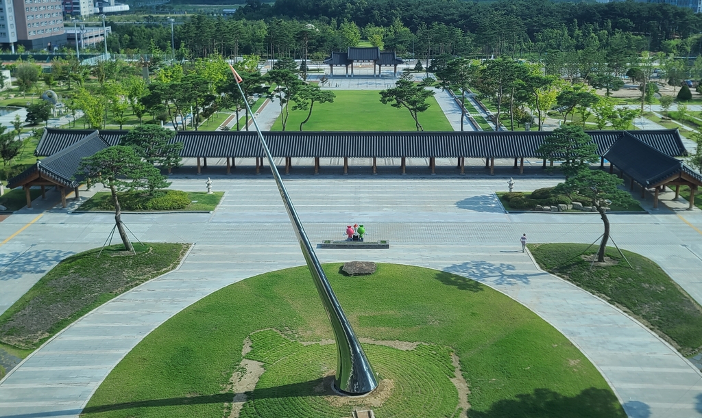 경북도청에 활주로 조형물…신공항 건설 의지 표현