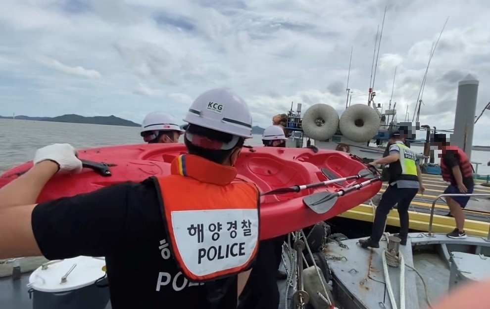 신안 임자도 해상서 카약 전복…주민 3명 모두 구조