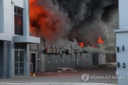 남아공 폭동, 코로나 한복판에 왜…"실업난과 범죄집단 때문"