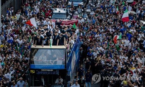 伊 유로 우승 여진…코로나 우려 속 거리 퍼레이드 적법성 논란