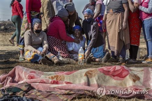 남아공 약탈에 주민들 자경단 구성…총격에 15명 이상 숨져