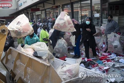 남아공 약탈에 주민들 자경단 구성…총격에 15명 이상 숨져