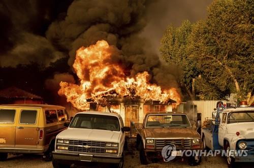 미 서부·캐나다에 대형 산불 확산…축구장 13만개 넓이 태워