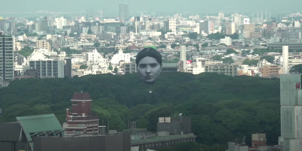[올림픽] 도쿄 상공에 떠오른 7층 건물 크기 사람 얼굴