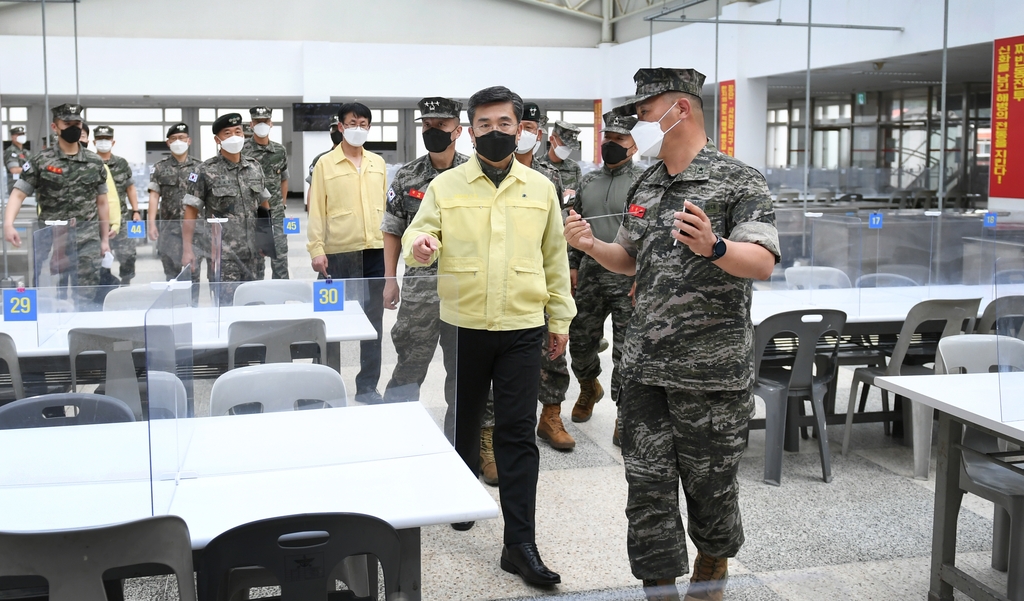 서욱, 해병대 신병교육대 방문…"음성이라도 유증상시 검사해야"