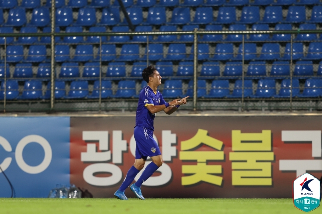 K리그2 충남아산, 2위 전남 3-0 격파…31세 한용수 데뷔골
